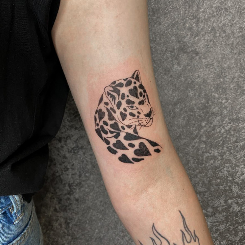 Blackwork heart jaguar, photo - Tattoo Master Barb Tattoo