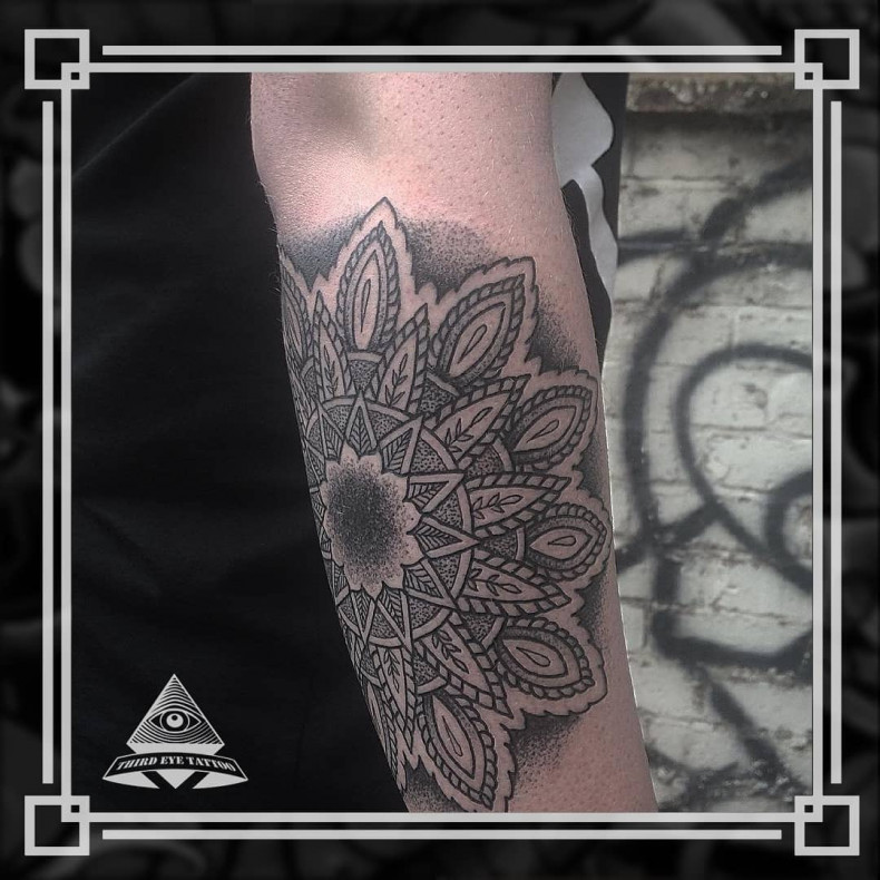 Dotwork mandala, photo - Tatuażysta Barb Tattoo