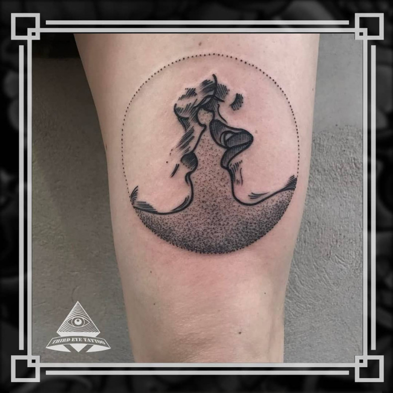 Dotwork circle kiss, photo - Tattoo Master Barb Tattoo