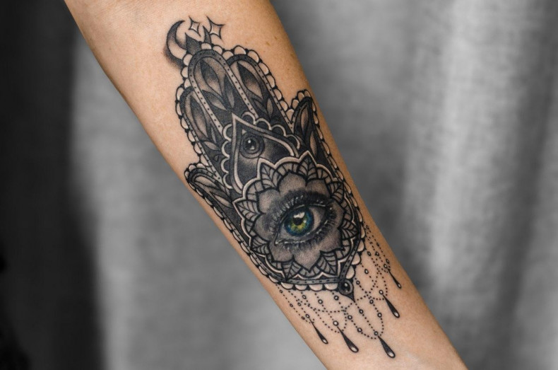 Dotwork Hamsa, photo - Tatuażysta Barb Tattoo