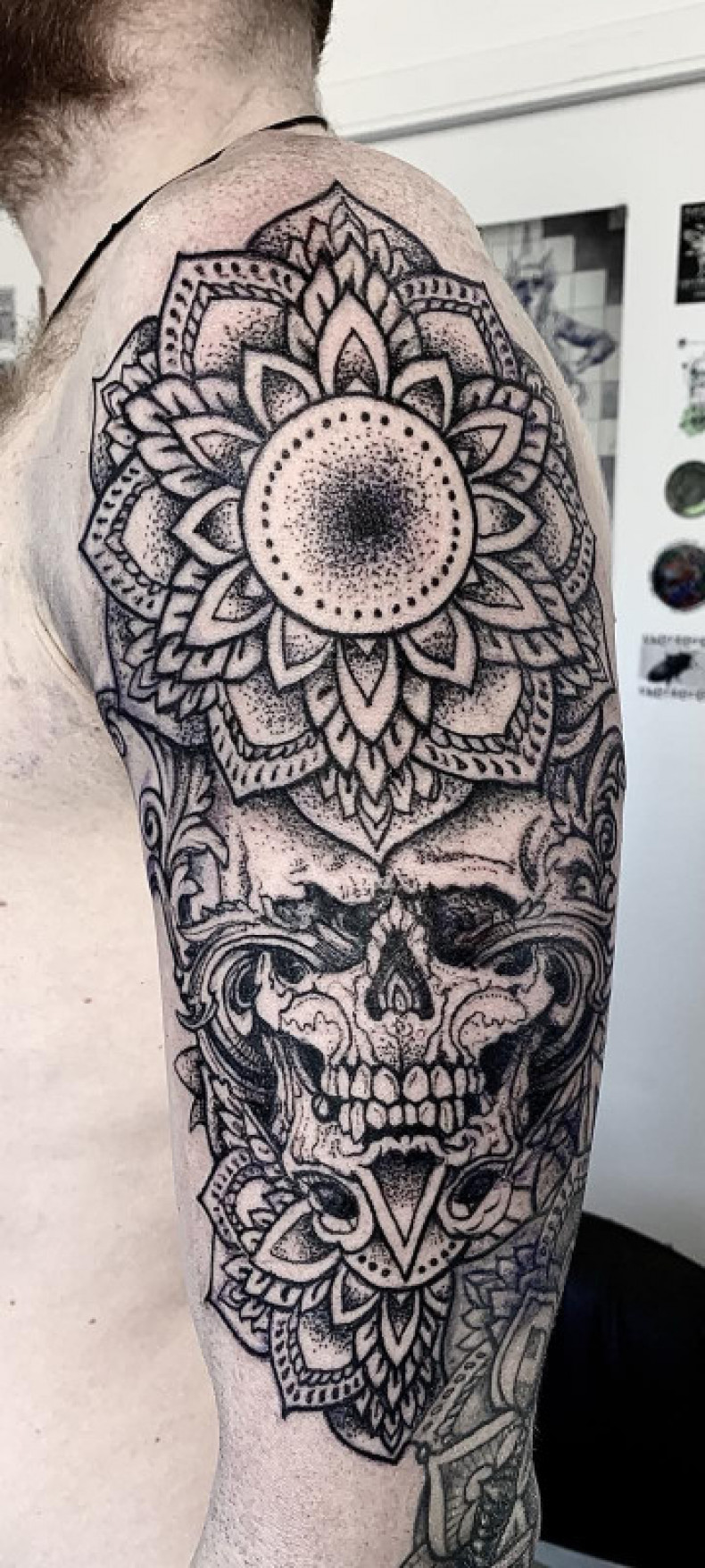 Dotwork mandala, photo - Tatuażysta Barb Tattoo