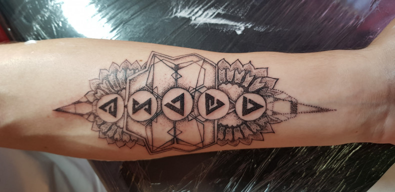 Geometryczny Dotwork koło, photo - Tatuażysta Barb Tattoo