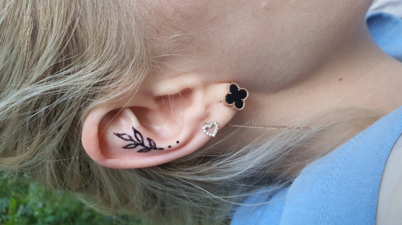 Temporary tattoo on the ear, photo - Tattoo Master Barb Tattoo