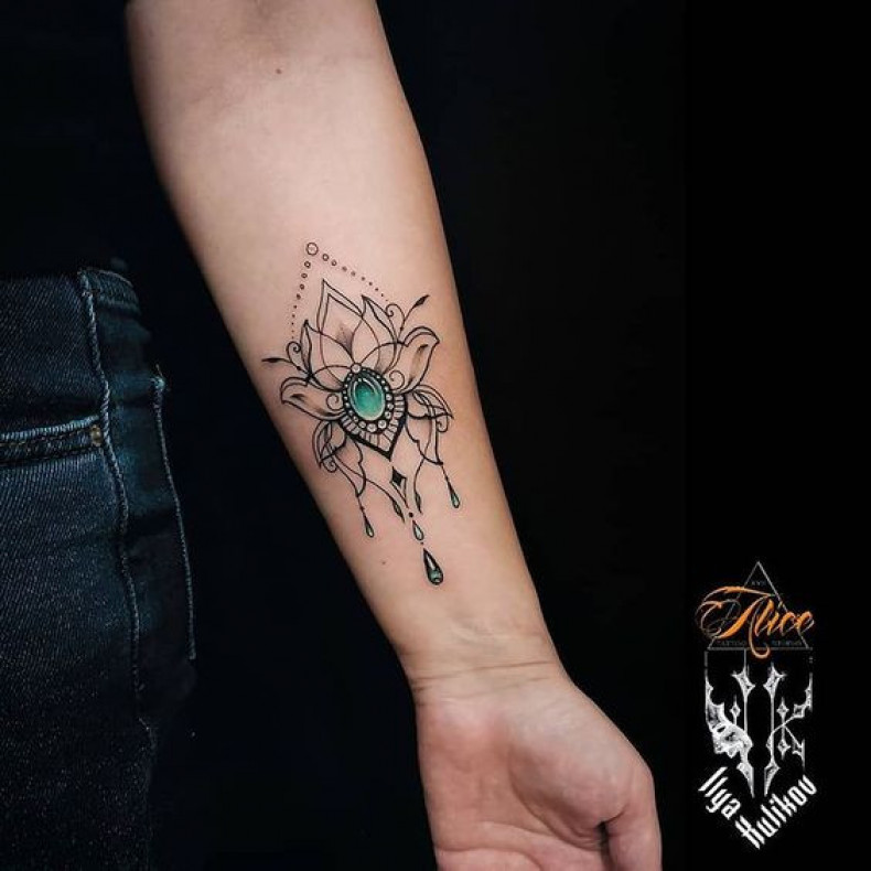 Diamant linework, photo - Tattoo-Meister Barb Tattoo