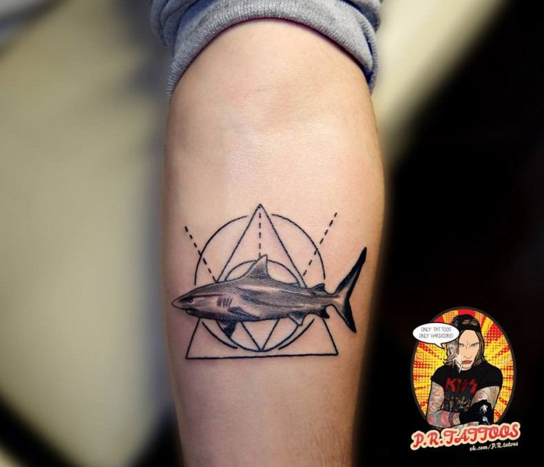 Hai geometrisch dreieck, photo - Tattoo-Meister Barb Tattoo