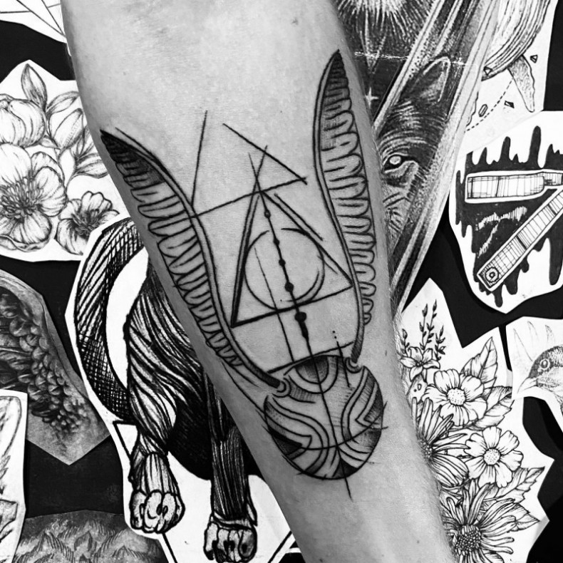 Geometryczny Insygnia Śmierci koło, photo - Tatuażysta Barb Tattoo