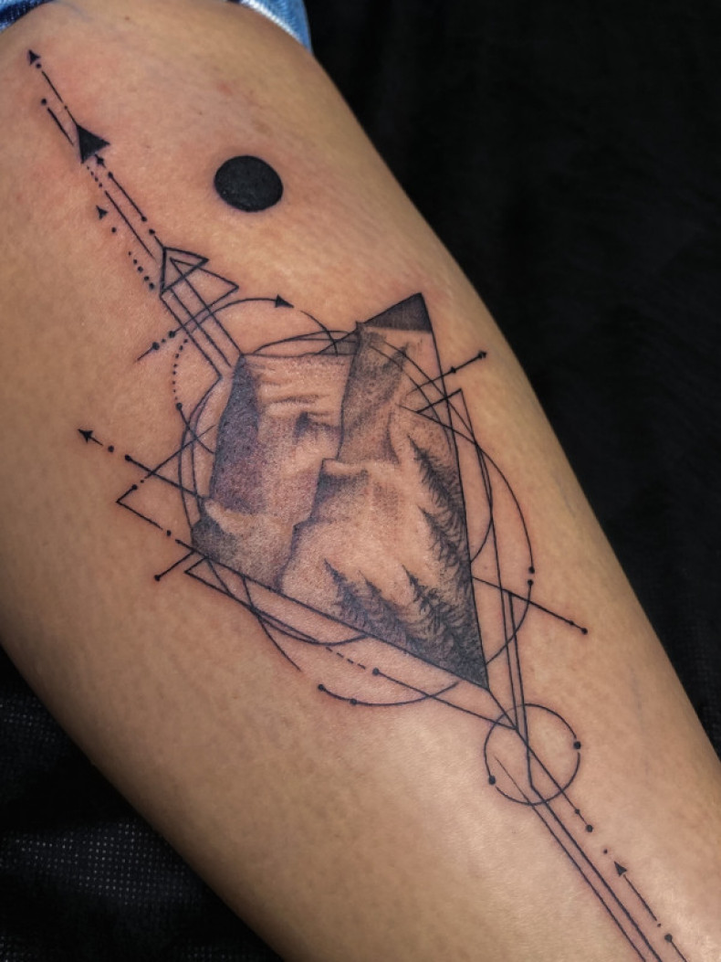 Geometric mountain, photo - Tattoo Master Barb Tattoo