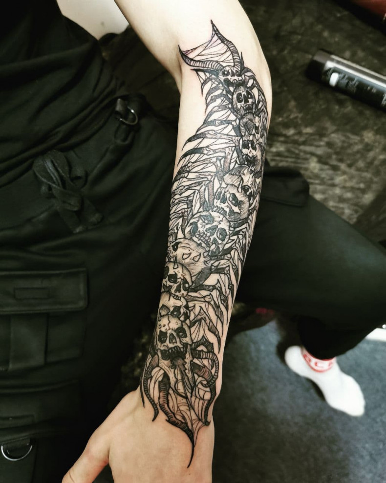 Скелет сколопендра хоррор, photo - Тату мастер Barb Tattoo