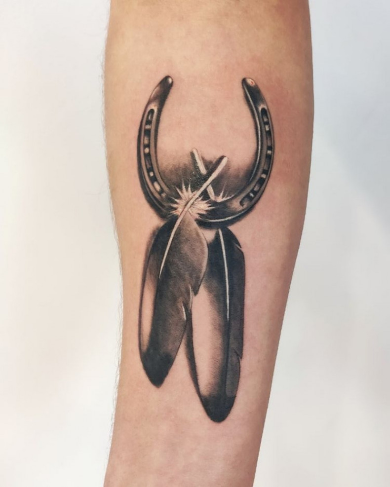 Feather horseshoe, photo - Tattoo Master Barb Tattoo