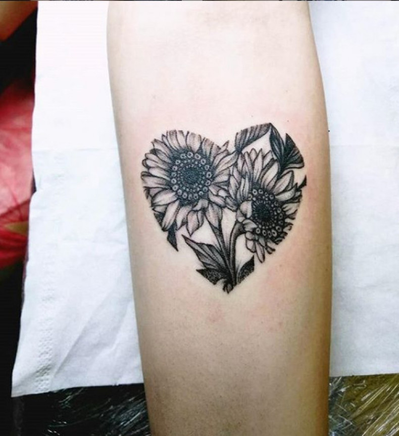 Sunflower heart, photo - Tattoo Master Barb Tattoo