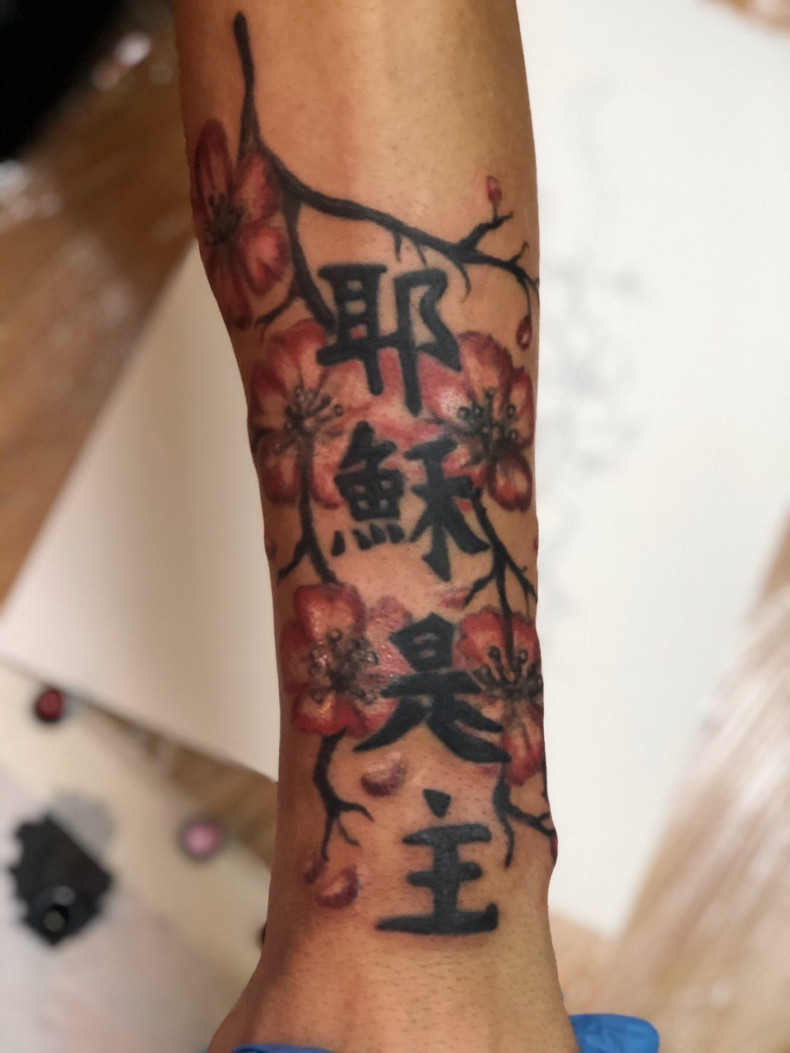 Hieroglify sakura, photo - Tatuażysta Barb Tattoo