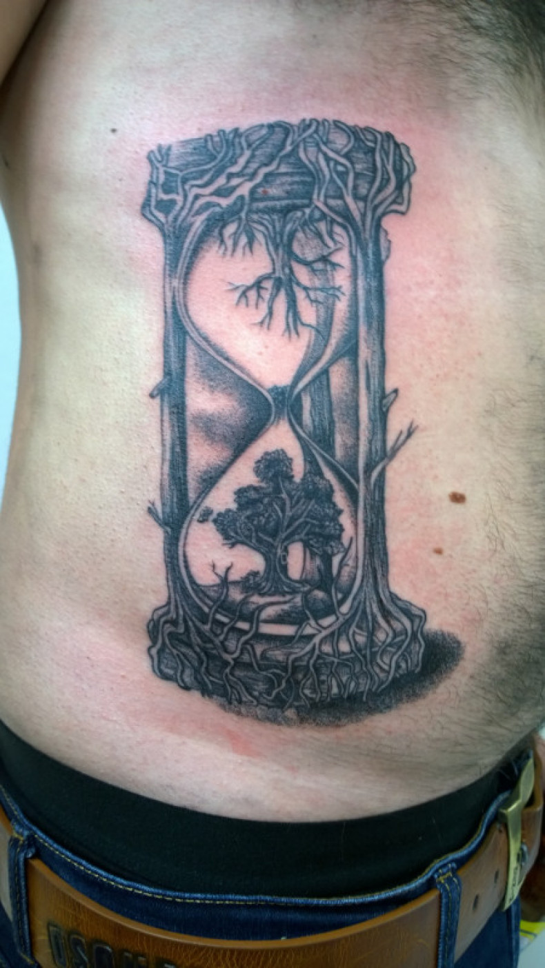 Side hourglass clock, photo - Tattoo Master Barb Tattoo