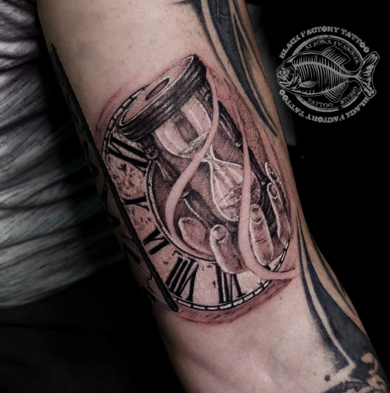 Hourglass clock, photo - Tattoo Master Barb Tattoo