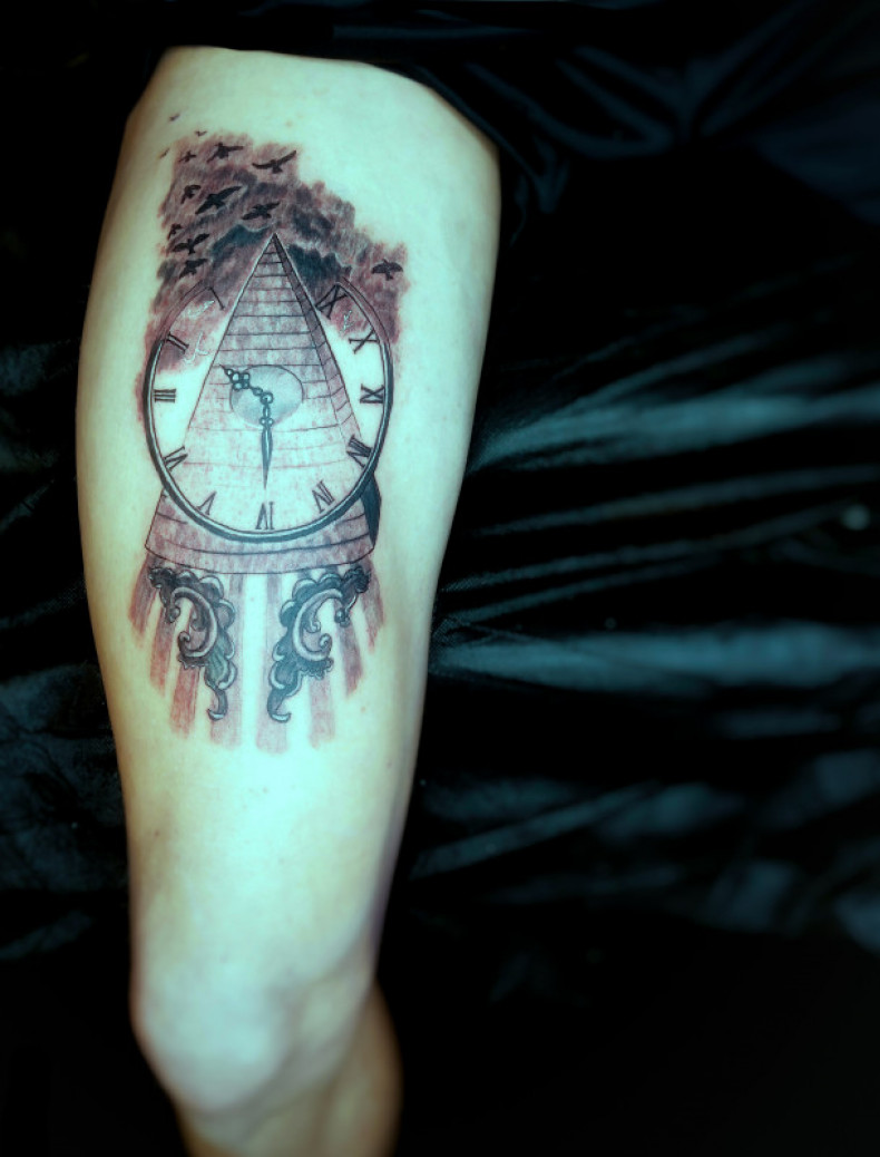 Pyramide uhr, photo - Tattoo-Meister Barb Tattoo