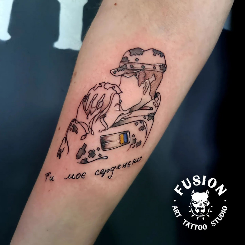 Patriotyczny tatuaż w stylu minimalizmu autorstwa Andrii Yudina, photo - Tatuażysta Barb Tattoo