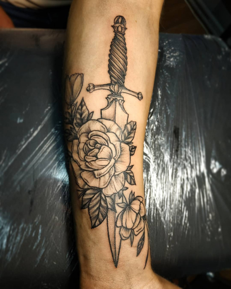 Dagger, photo - Tattoo Master Barb Tattoo