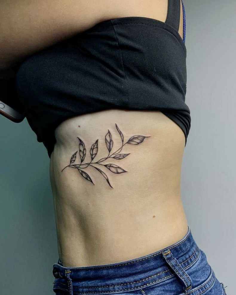 Tatuaż gałązka gałąz na żebrach, photo - Tatuażysta Barb Tattoo