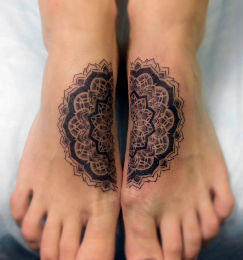 Tat mandala on feet, photo - Tattoo Master Barb Tattoo