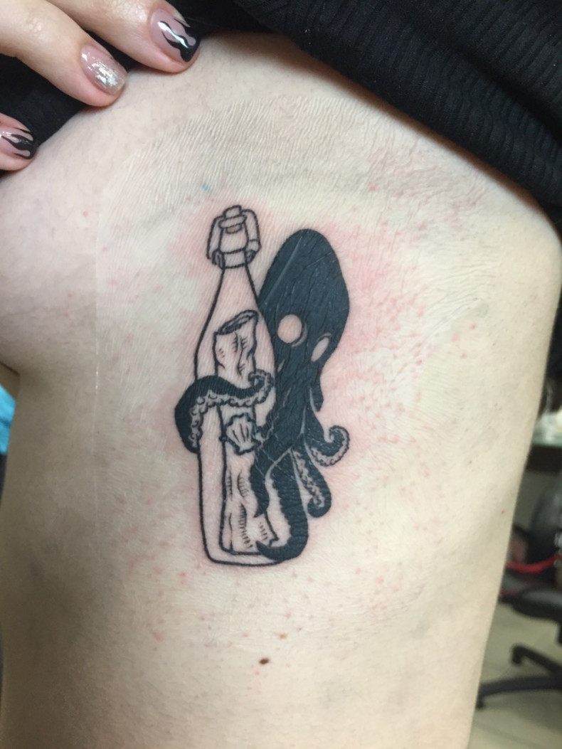 Underground bottle octopus, photo - Tattoo Master Barb Tattoo