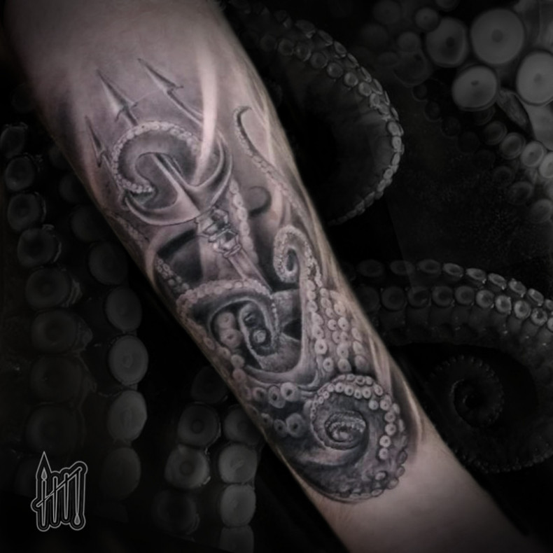 Black and grey gray wash octopus, photo - Tattoo Master Barb Tattoo