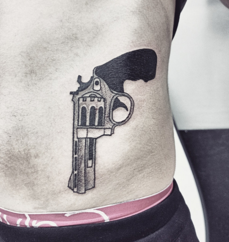 Na żebrach pistolet rewolwer, photo - Tatuażysta Barb Tattoo