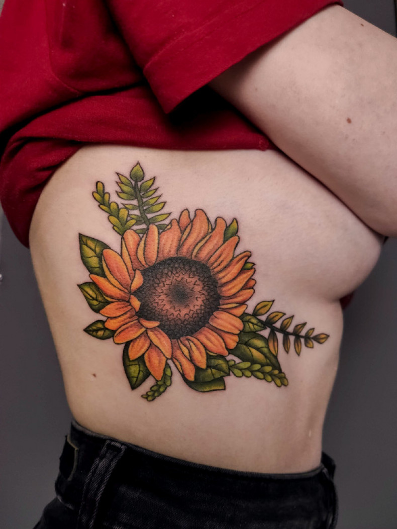 На боку ребрах подсолнух, photo - Тату мастер Barb Tattoo