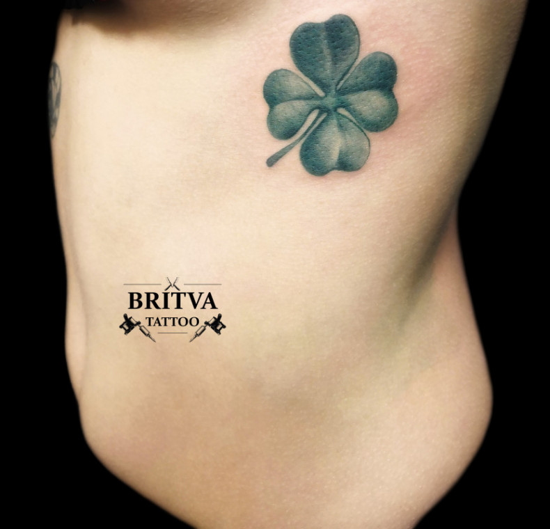 Koniczyna na żebrach, photo - Tatuażysta Barb Tattoo