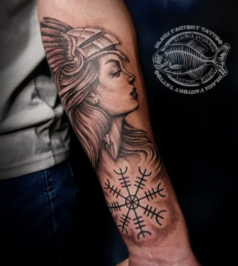 Runen, photo - Tattoo-Meister Barb Tattoo