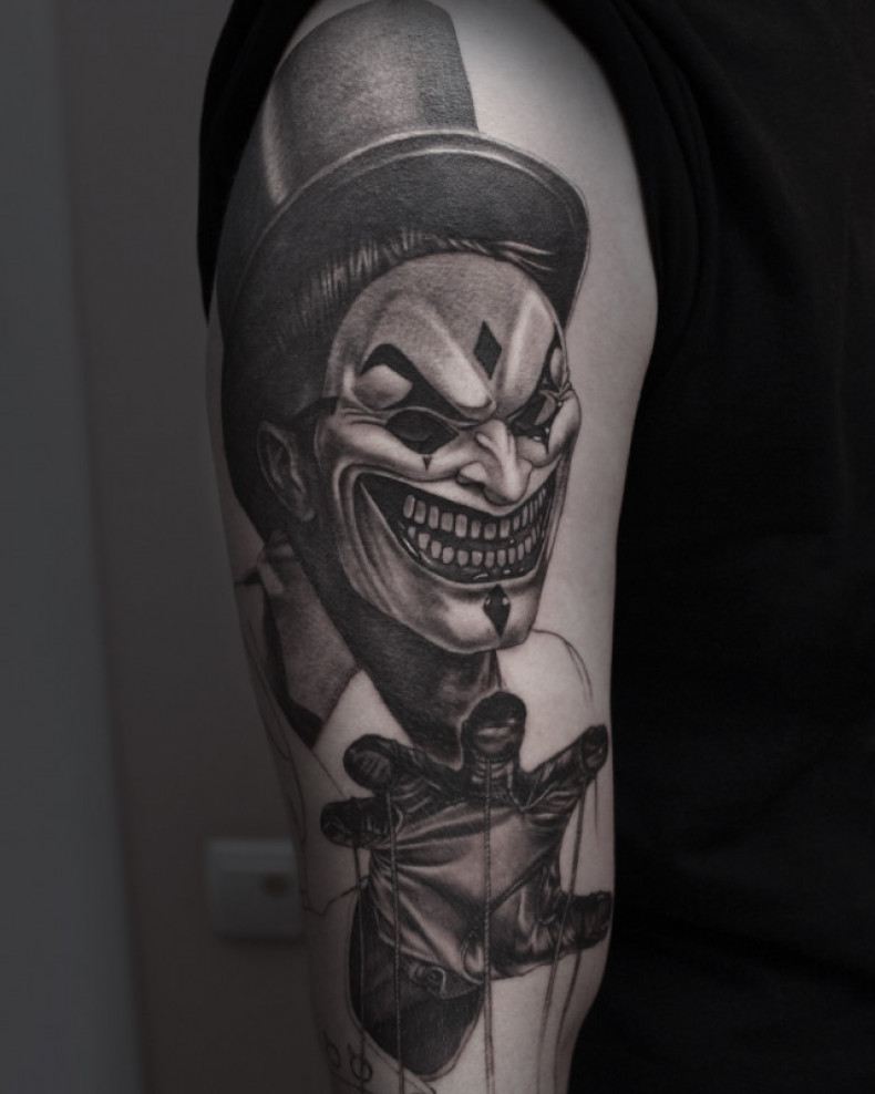 Czarny szary żartowniś błazen, photo - Tatuażysta Barb Tattoo