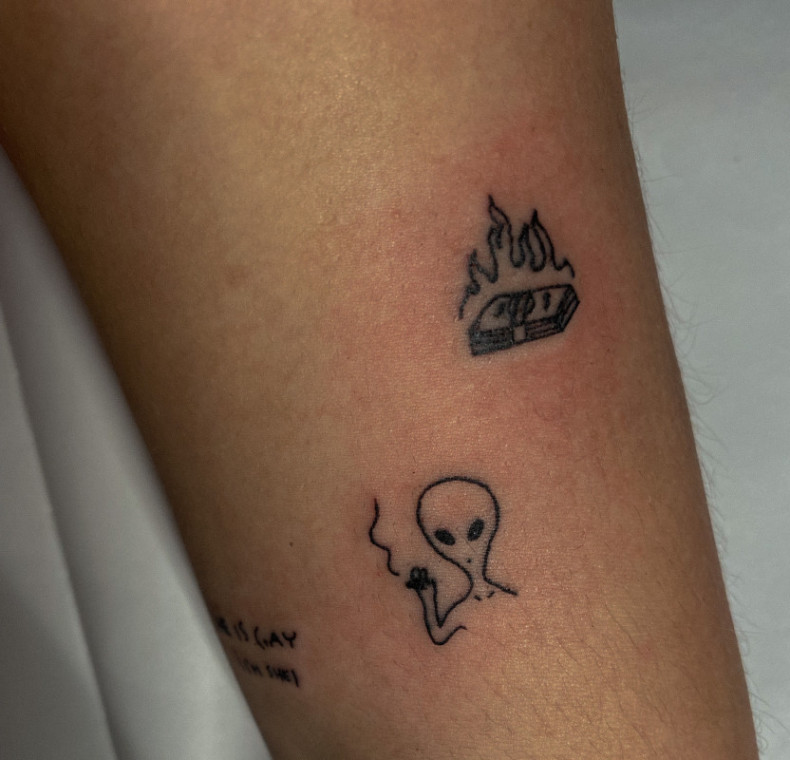 Underground znak dolara UFO, photo - Tatuażysta Barb Tattoo