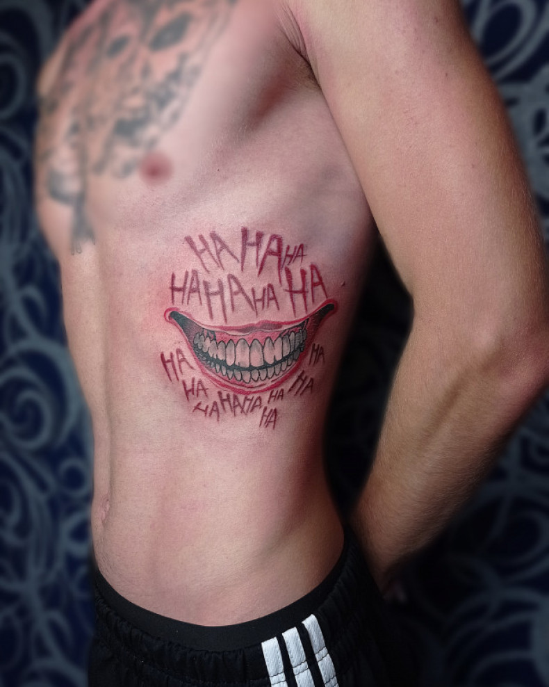 Kreskówki na boku uśmiech, photo - Tatuażysta Barb Tattoo