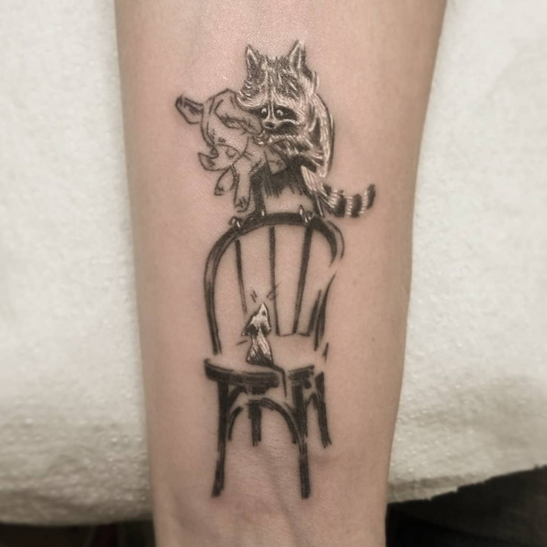 Тату енот на стуле, photo - Тату мастер Barb Tattoo