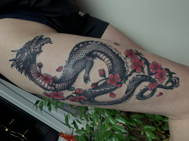 Chiński smok sakura, photo - Tatuażysta Barb Tattoo