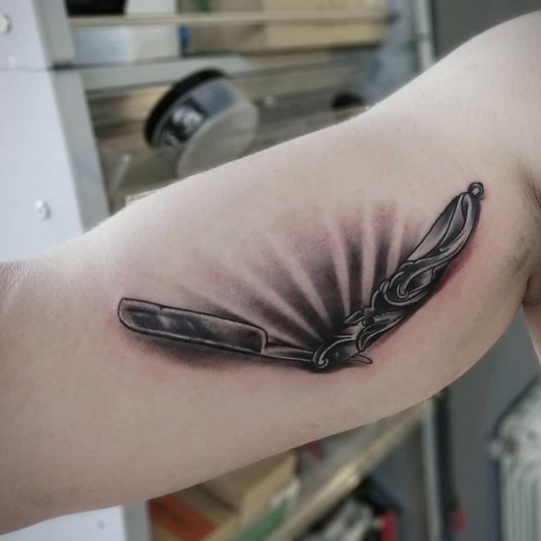 Brzytwa, photo - Tatuażysta Barb Tattoo