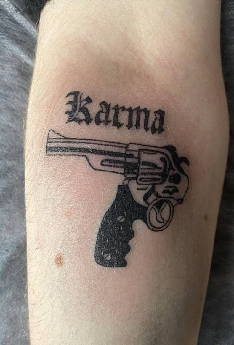 Pistolet rewolwer ze znaczeniem, photo - Tatuażysta Barb Tattoo