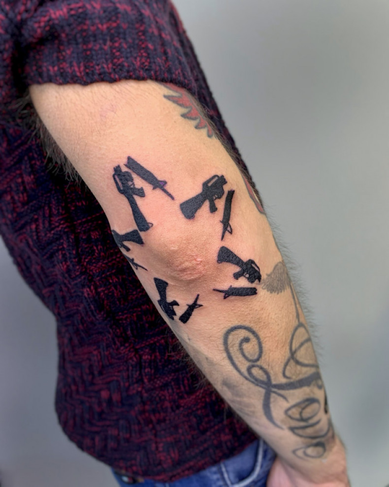 Karabin łokieć pistolet, photo - Tatuażysta Barb Tattoo