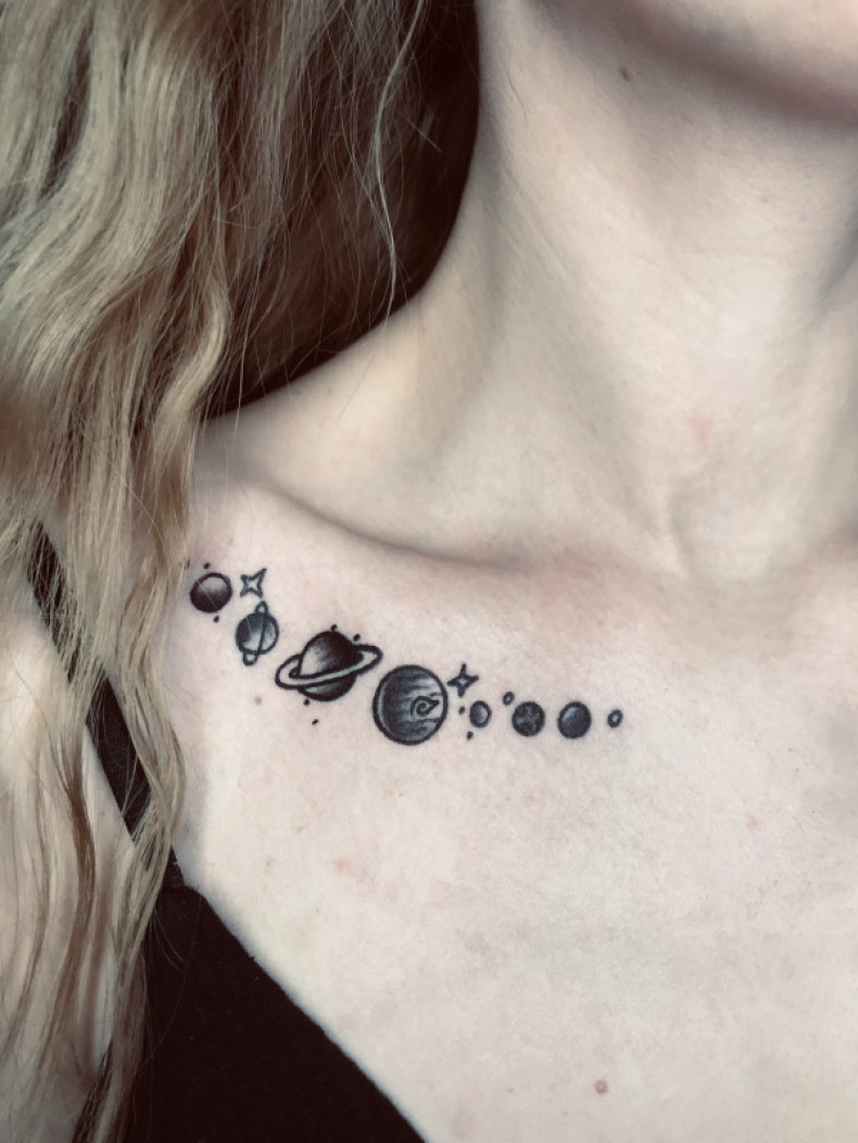 Collarbone planet, photo - Tattoo Master Barb Tattoo