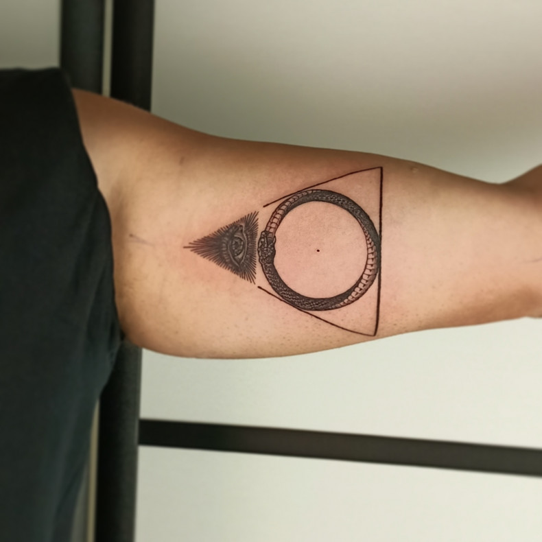 All-seeing eye biceps triangle, photo - Tattoo Master Barb Tattoo