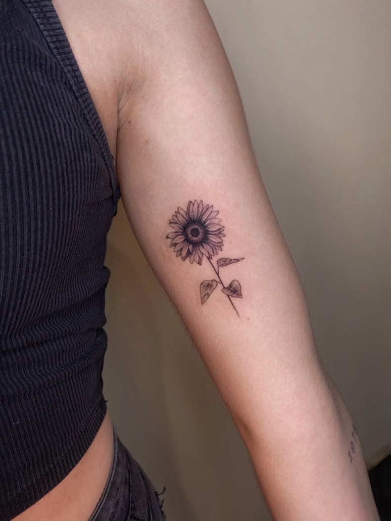 Flower tattoo, photo - Tattoo Master Barb Tattoo