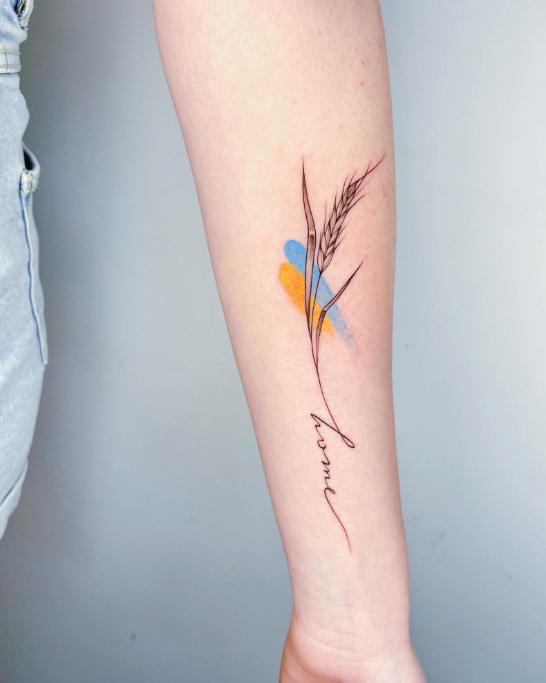 Ucho patriotyczny Symbole ukraińskie, photo - Tatuażysta Barb Tattoo