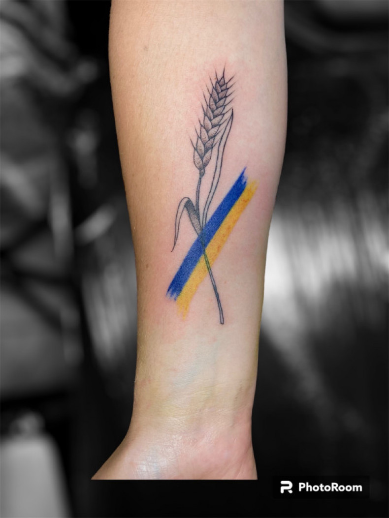 Ucho patriotyczny Symbole ukraińskie, photo - Tatuażysta Barb Tattoo