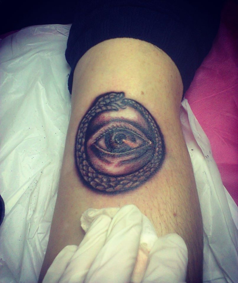 Ouroboros, photo - Tattoo-Meister Barb Tattoo