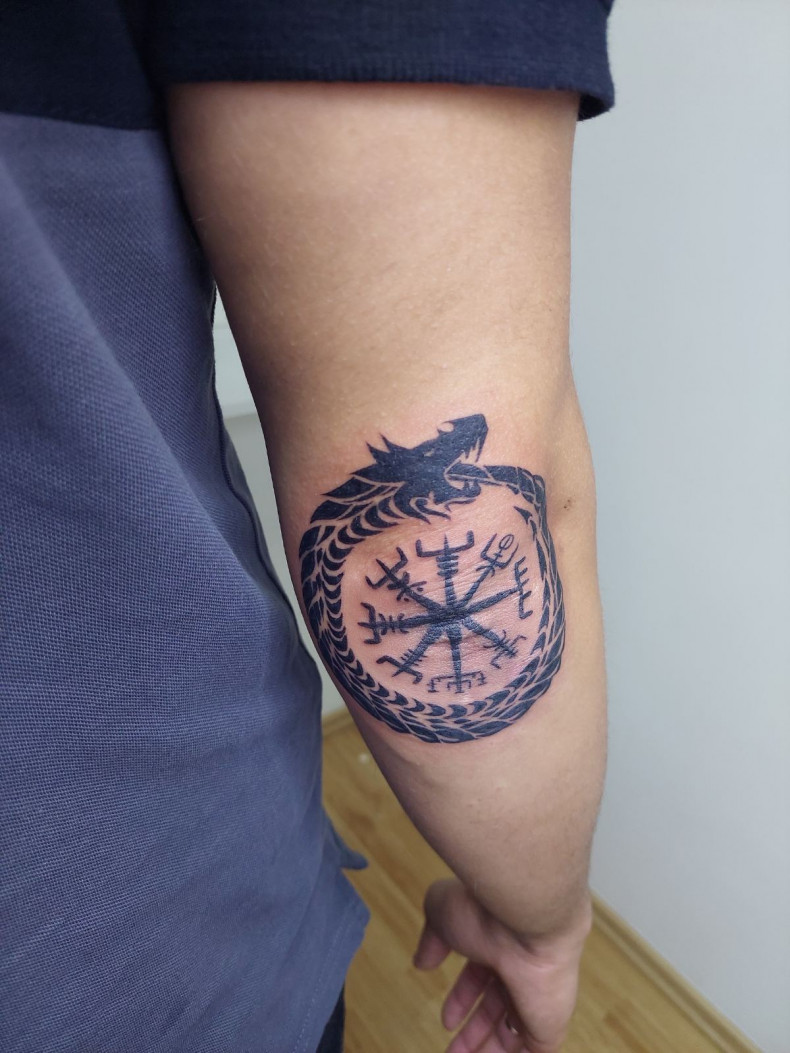 Elbow 3.5 o&#39;clock, photo - Tattoo Master Barb Tattoo