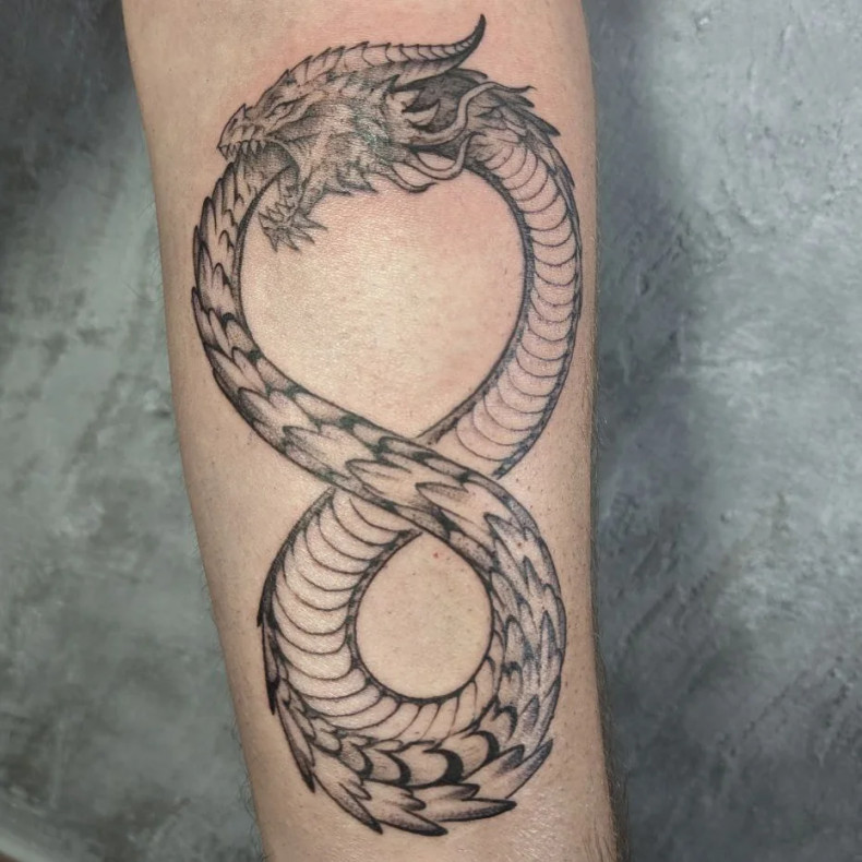 Ouroboros, photo - Tattoo-Meister Barb Tattoo