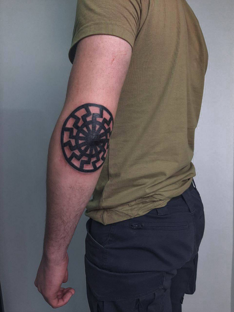 Elbow black sun, photo - Tattoo Master Barb Tattoo