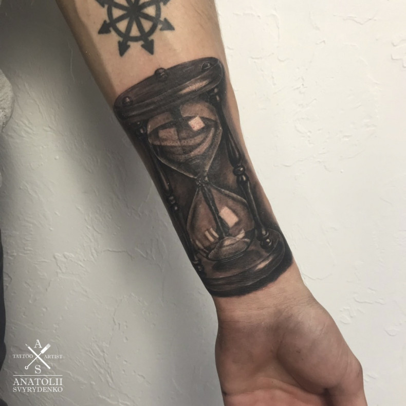 Hourglass, photo - Tattoo Master Barb Tattoo