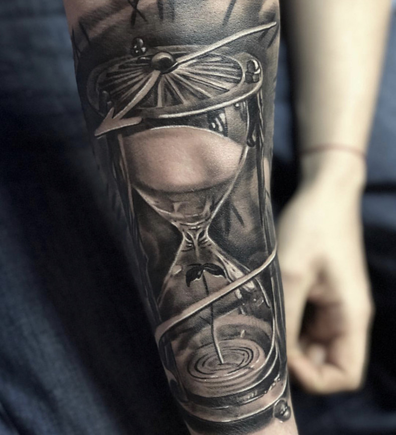 Hourglass, photo - Tattoo Master Barb Tattoo