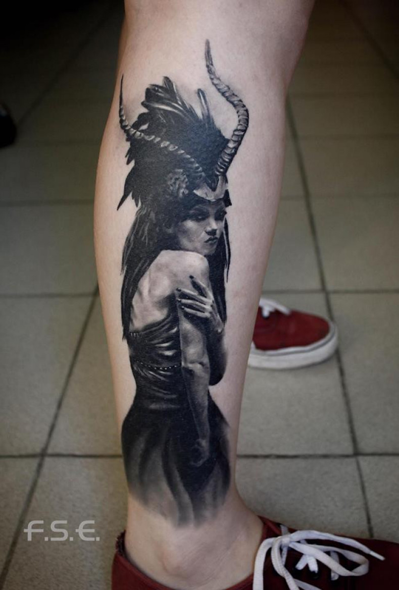 Maleficent – ​​Die wunderbare Welt der Dämonen, photo - Tattoo-Meister Barb Tattoo