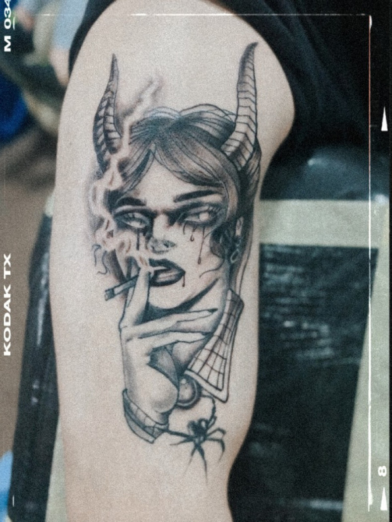 Maleficent – ​​Die wunderbare Welt der Dämonen, photo - Tattoo-Meister Barb Tattoo