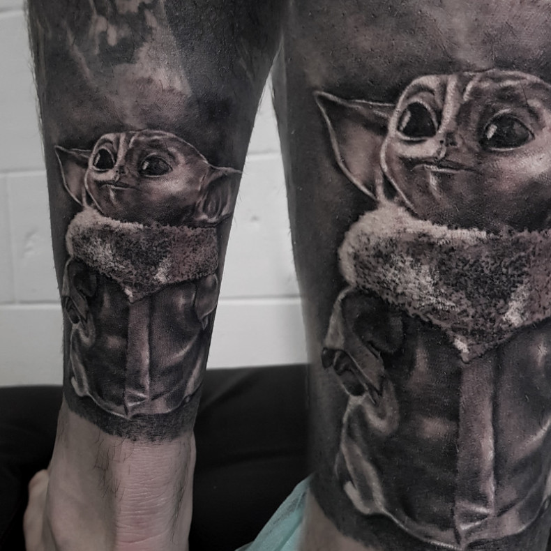 Star Wars Baby Yoda Tätowierung, photo - Tattoo-Meister Barb Tattoo